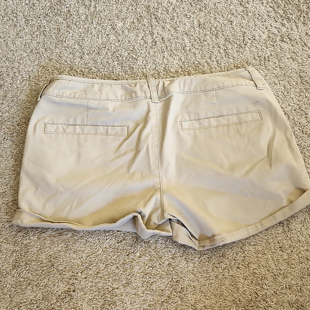 American eagle cream colored shorts Size 6 - Picture 2 of 4